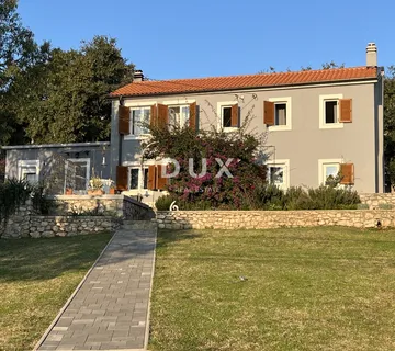 KOSTRENA – novoobnovljena kuća s okućnicom i panoramskim pogledom na more - Rožmanići, Kostrena