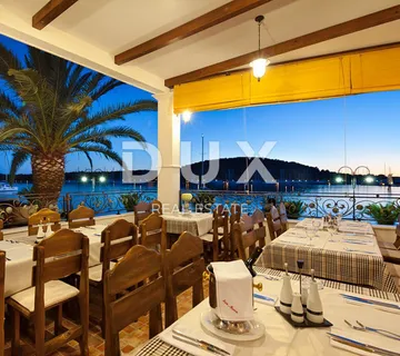 ŠIBENIK, ROGOZNICA - Predivna kamena kuća i restoran uz more - cover
