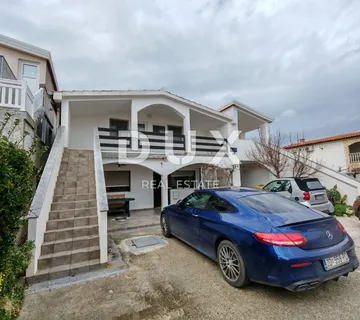 ZADAR, VIR - Kuća s čak 5 apartmana! 3 minute hoda udaljena od dviju plaža!