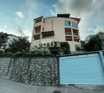 OPATIJA - stan u stambenoj zgradi s vanjskim vrtom i natkrivenom terasom samo 200m od plaže, POGLED!