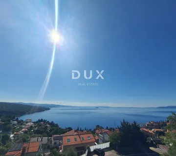 OPATIJA, CENTAR - stan s garažom u finoj gradnji s prekrasnim pogledom na cijeli Kvarnerski zaljev
