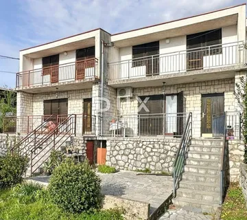 Crikvenica, Jadranovo, dvije dvojne kuće po 120 m2, dvorište - Jadranovo, Crikvenica