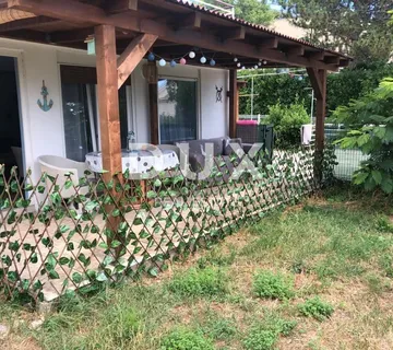 CRIKVENICA, SELCE - prizemlje kuće s tri apartmana, 150 m od mora - cover