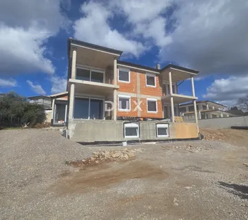 IČIĆI, POLJANE- dvojna kuća - započeta gradnja 225m2 s panoramskim pogledom na more + okoliš 420m2 - Poljane, Opatija
