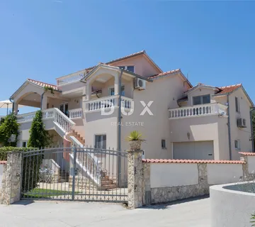 Vodice, Obrove, vila, 291,76 m2, tri etaže, dvorište