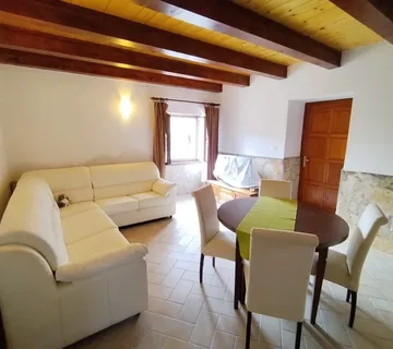 ISTRA, LIŽNJAN - Renoviran stan u centru sa parkirnim mjestom!