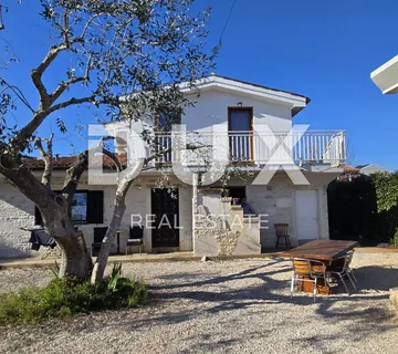 ISTRA, UMAG - Obnovljena kamena kuća s čak 4 jedinice, samo 200 m od mora!