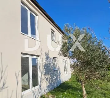 PAG, GRAD PAG - Kuća s 4 apartmana i prostranom okućnicom