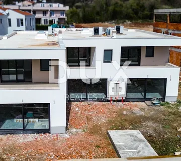 OPATIJA, POBRI - Villa u nizu 179m2 s pogledom na more + uređena okućnica 250m2 - Pobri, Opatija