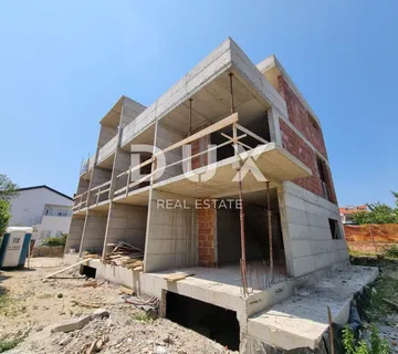 OTOK KRK, GRAD KRK - Troetažni stan s garažom i pogledom na more