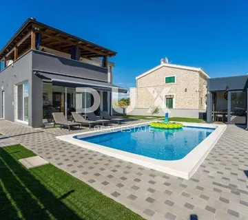 ZADAR, PRIVLAKA - Vila s bazenom 200 metara od mora