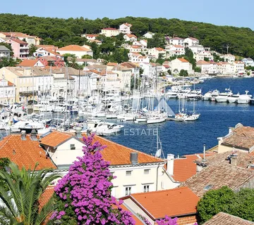 MALI LOŠINJ - Autentična kamena kuća u srcu grada - savršena investicija