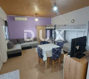 RIJEKA, KUKULJANOVO- samostojeći objekt (kućica) 30 m2, najam za 4 osobe, 250 EUR po osobi - Kukuljanovo, Bakar