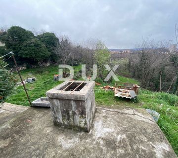 RIJEKA, KOZALA - samostojeća stara talijanska villa iz 1912. godine s pogledom na more i 2.383 m2 okućnice! PRILIKA! - cover