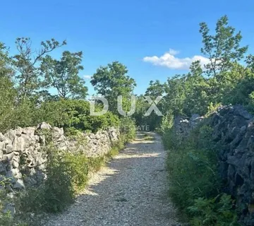 OTOK KRK, ŠILO – Poljoprivredno zemljište 548 m² s ruševnim objektom spremnim za rekonstrukciju, s pogledom na more, 500 m od plaže! - cover