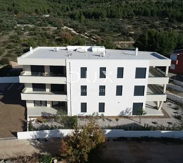 ŠIBENIK, TRIBUNJ - Stan u prizemlju kvalitetne novogradnje - cover