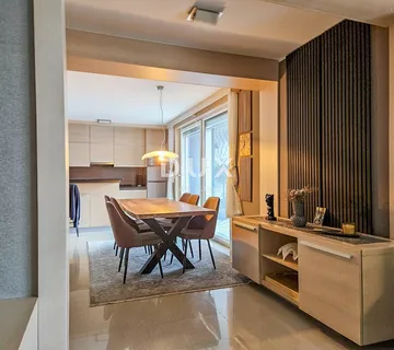 PULA, PJEŠČANA UVALA - vrhunsko namješten stan s terasom samo 150 metara od mora, parking - cover