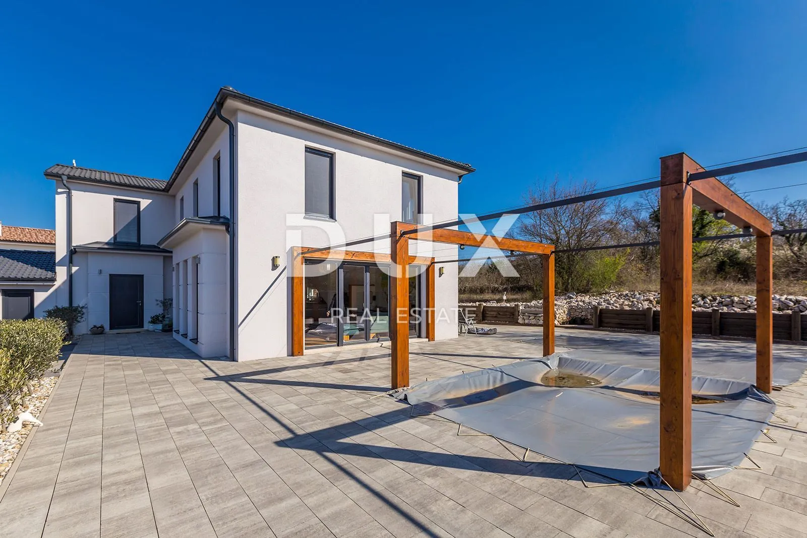 OTOK KRK - Moderna moderna vila s bazenom i velikom okućnicom u središtu otoka - cover