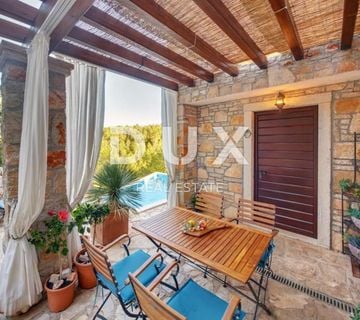 DALMACIJA, HVAR - Kamena vila na osami s bazenom i okućnicom - cover