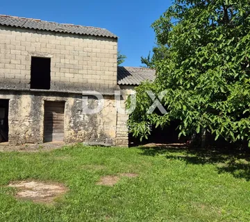 ISTRA, KANFANAR - Prostrano građevinsko zemljište s manjim renoviranim objektom - cover