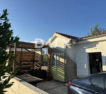 ZADAR, MURVICA - Kuća na građevinskom zemljištu 1680m² - Top lokacija! - cover