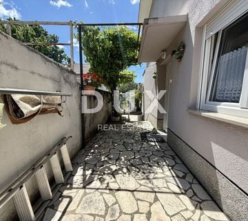 CRIKVENICA - Kuća u centru na 80 metara od mora! Prilika! - cover
