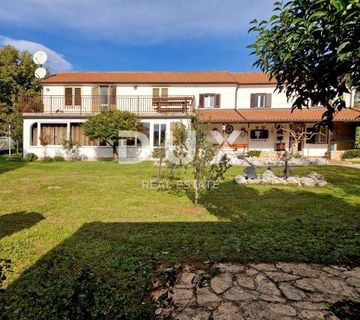 ISTRA, NOVIGRAD - Prostrana kuća u blizini mora - cover