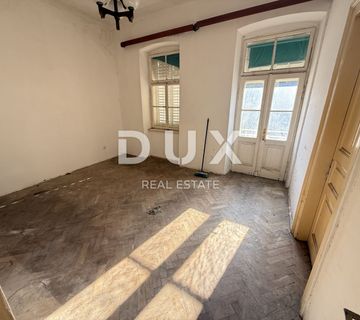 CRIKVENICA - Dvoetažni apartman za renovaciju, 1. red do mora! - cover