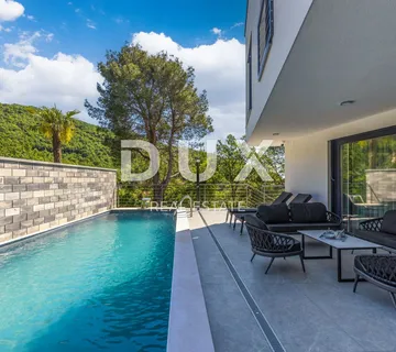 OPATIJA - PRILIKA - moderna dvojna vila s bazenom i wellnessom 500m od plaže, savršena investicija - cover