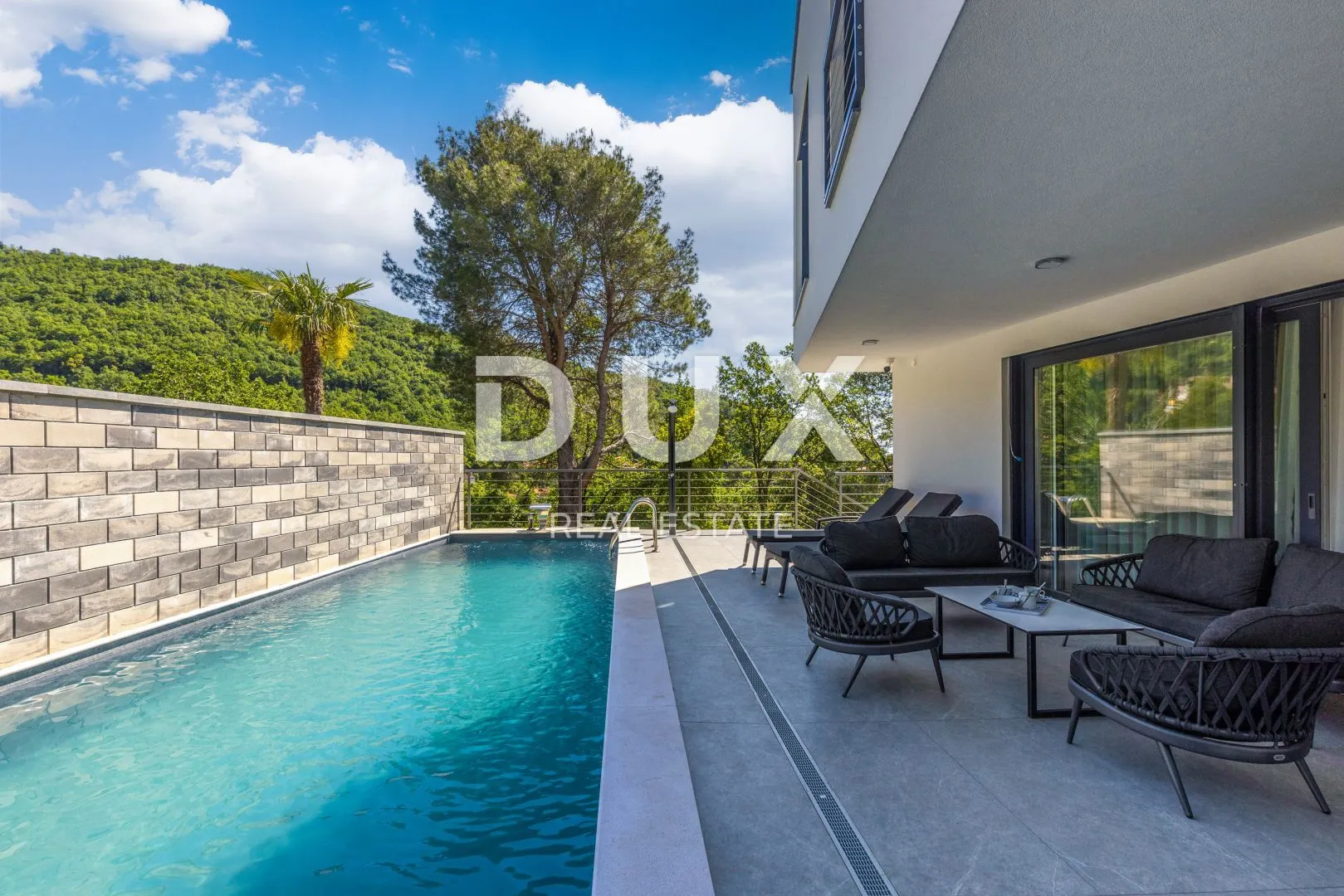 OPATIJA - PRILIKA - moderna dvojna vila s bazenom i wellnessom 500m od plaže, savršena investicija - cover