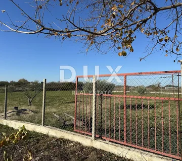 ZADAR, CRNO - Zemljište uz građevinsku zonu - Prilika za investiciju  - cover