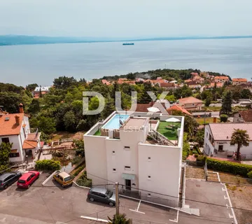 OPATIJA, IČIĆI - stan 79m2 s vrtom u novijoj gradnji s bazenom na krovu, pogled na more, parking - cover