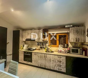 MALI LOŠINJ, CENTAR - Stan sa dvorištem na samo 500m od mora i glavnog trga - cover