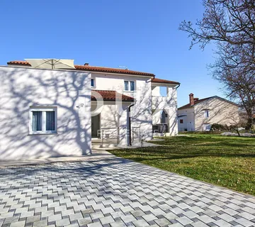 ISTRA, LIŽNJAN - Samostojeća kuća sa 3 prostrana apartmana i okućnicom!  - cover