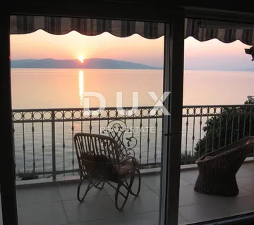 SENJ - Predivna apartmanska kuća prvi red od mora! - cover