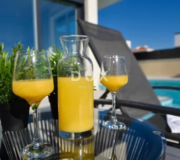 OTOK PAG, NOVALJA - Vrhunska investicija: luksuzna vila s bazenom i pogledom na more - cover