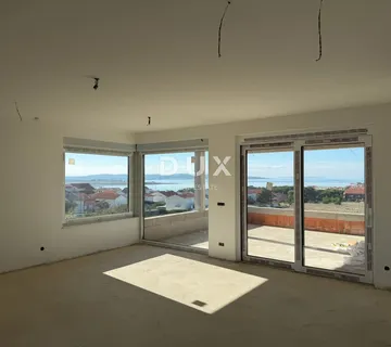 OTOK PAG, POVLJANA – Prostrani dvoetažni stan s vrtom u novogradnji - cover