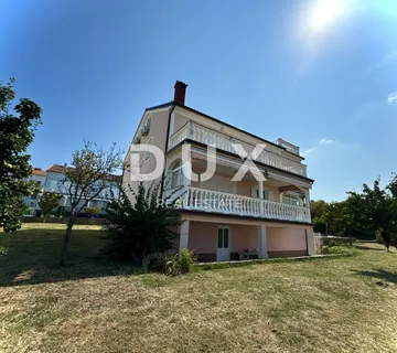 OTOK KRK, MALINSKA - prostrana kuća s tri stana 600m od mora - cover