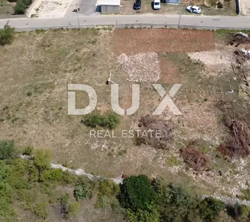 ZADAR, VRSI – Građevinsko zemljište 702 m², infrastruktura uz parcelu! - cover