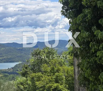 ISTRA, MOTOVUN - Bajkovita prilika za ulaganje u srce Istre, zemljište s kamenim objektom - cover