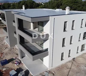 ŠIBENIK, SRIMA – Moderan stan u novogradnji u blizini plaže - cover