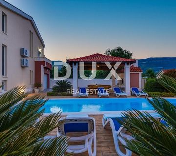 SPLIT, KAŠTEL - Predivna vila s bazenom i pogledom na more - cover