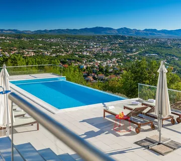 OPATIJA, BREGI- Predivna vila s četiri velika stana i očaravajućim pogledom na Kvarnerski zaljev u prirodnom  okruženju - cover