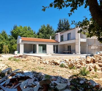 ISTRA, LABIN - Besprijekorna kuća s bazenom na rubu naselja - cover