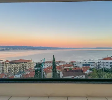 OPATIJA, CENTAR - ekskluzivni penthouse s pogledom, bazenom i garažom - cover