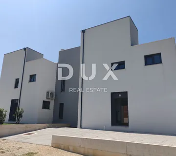 ZADAR, VRSI - Dvojna Kuća s Privatnim Bazenom i Ogromnom Terasom s Pogledom na More! S1 - cover