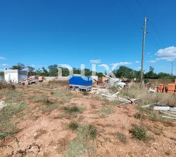 ZADAR, NINSKI STANOVI - Zemljište s ishodovanom građevinskom dozvolom za vilu s bazenom i pomoćnim objektom! - cover