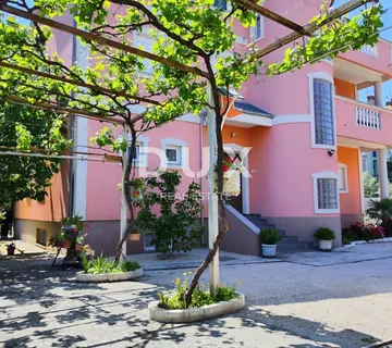 ZADAR, STANOVI - Prostrana kuća s 10 apartmana - cover