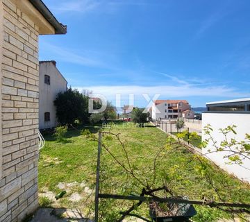 BIOGRAD NA MORU - Rijetka prilika: 1000 m2 zemljišta s kućom - cover