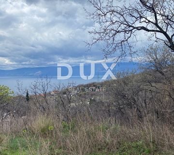 RIJEKA, KOSTRENA - građevinsko zemljište 1.053 m2 s pogledom na more za stambenu zgradu - stanove / apartmane / obiteljsku kuću / villu! PRILIKA!!! - cover